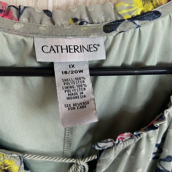 Catherine’s 1X 18/20w 1/2 sleeve floral blouse. Layered bodice. Ties in front - Picture 6 of 7